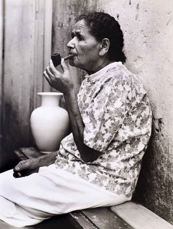 MULHER FUMANDO CACHIMBO