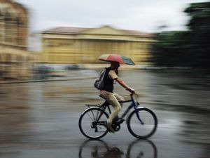 PASSANDO COM CHUVA