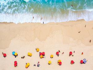 WHEN THE MAN PAINTS WITH THE SEA