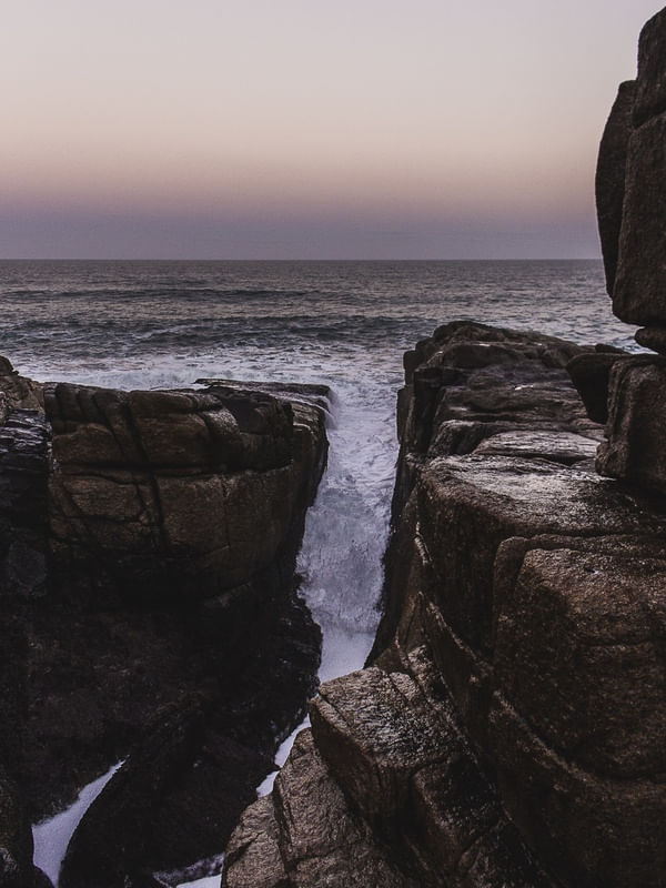 POR DO SOL SOBRE PEDRAS E MAR
