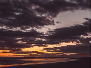 ANOITECER ESCURO NA PRAIA