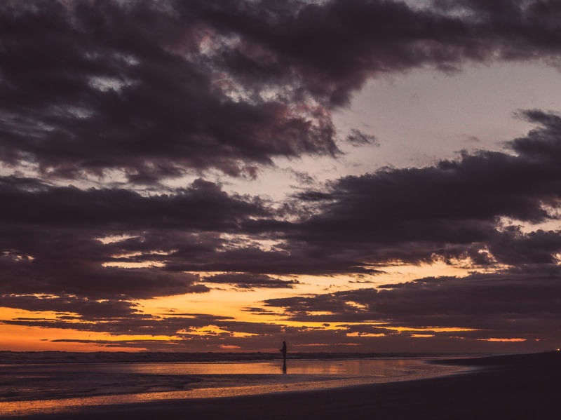 ANOITECER ESCURO NA PRAIA