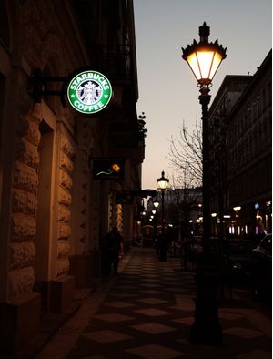 BUDAPESTE - STARBUCKS NIGHT