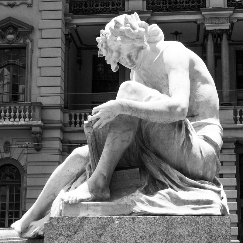 ESCULTURA BRANCA