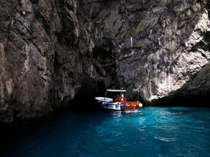 NA GRUTA, CAPRI