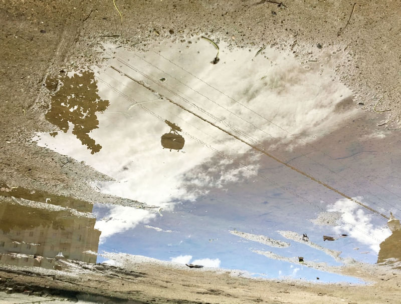 REFLEXO DO BONDINHO NUMA POÇA