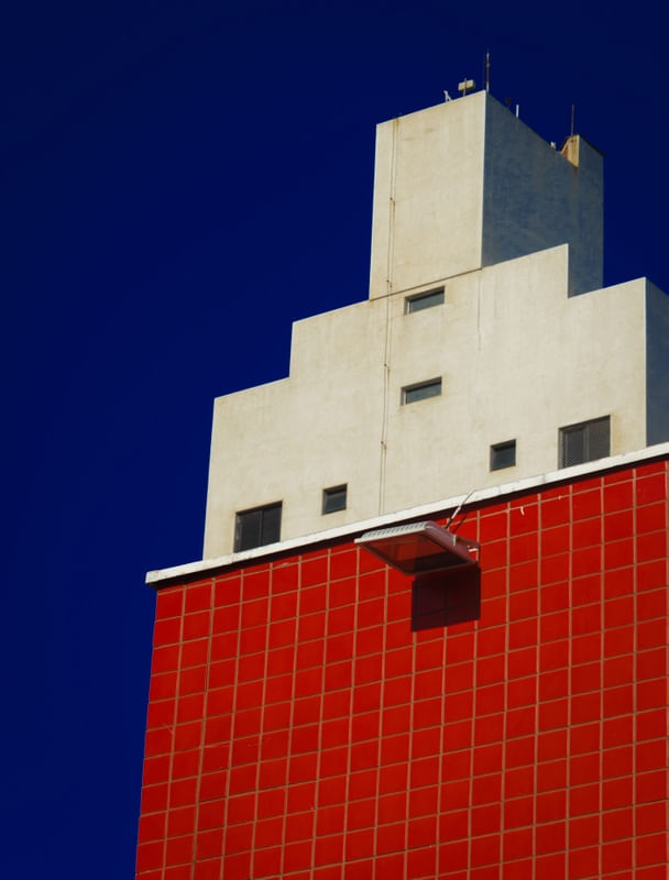 CONTRASTES URBANOS EM