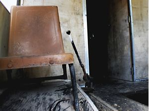 BANCO DE ÔNIBUS ABANDONADO