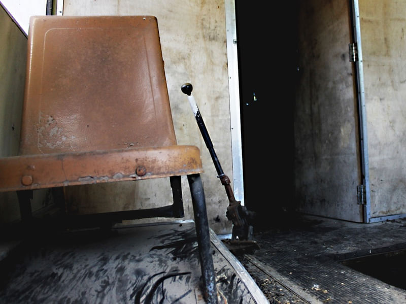 BANCO DE ÔNIBUS ABANDONADO