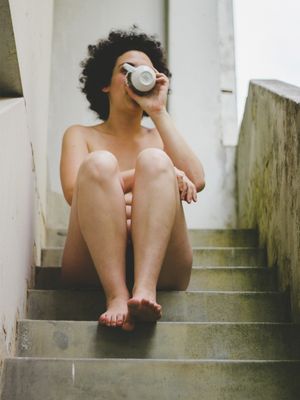 MENINA NA ESCADA