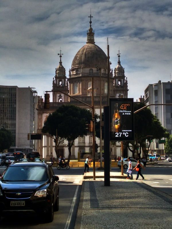 CANDELÁRIA AO FUNDO