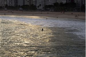 HOMEM AO MAR NO LEME