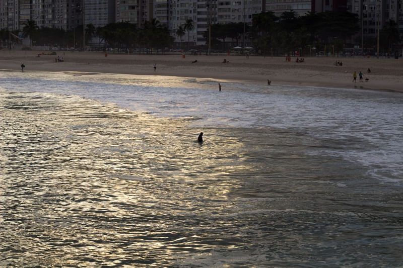 HOMEM AO MAR NO LEME