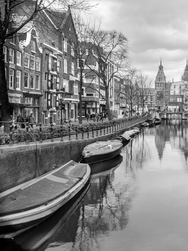 AMSTERDAM: CANAIS LEFT EM B&W