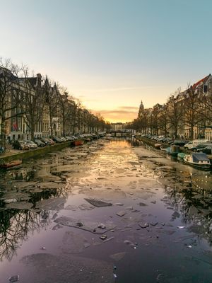 AMSTERDAM: CANAL CONGELADO