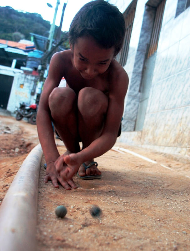 MENINO DA BOLA DE GUDE