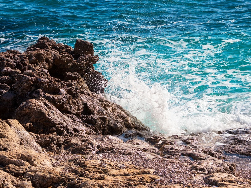 AGUA MOLE EM PEDRA DURA TANTO...