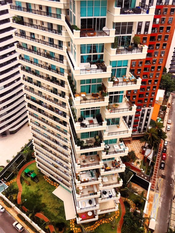 DANAÇÕES URBANAS: BRINCANDO DE EMPILHAR CONCRETO E GENTE
