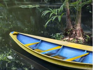 CANOA AZUL NA LAGOA