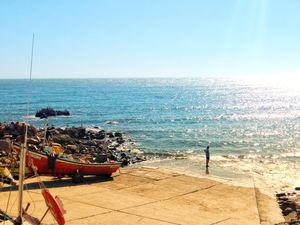 HOMEM OLHANDO O MAR