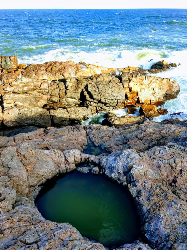 PISCINA ENTRE ROCHAS