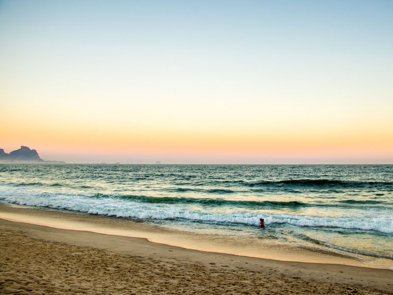 CRIANÇAS NO MAR