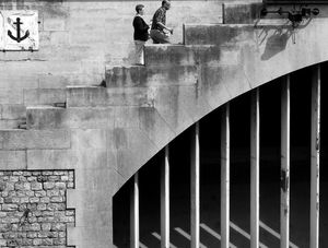 L'ESCALIER DES QUAIS DE LA SEINE - LE COUPLE