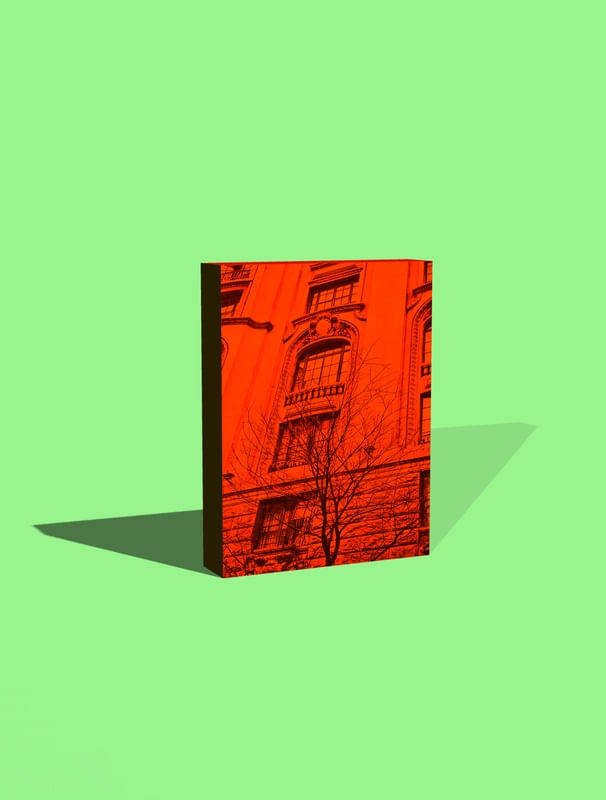 PRÉDIO SOLITÁRIO VERMELHO DE RAIVA