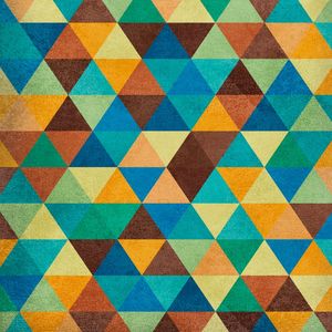 TRIÂNGULOS E CORES (Q)