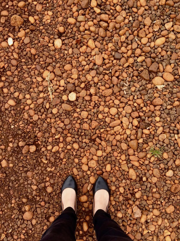 PÉS EM PEDRAS