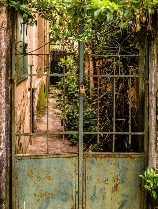 PORTÃO ANTIGO COM CADEADO
