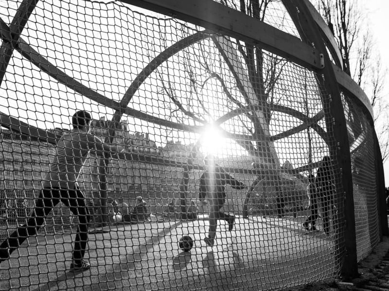 FUTEBOL DE RUA EM PARIS POR GRACIELLE GALVÃO