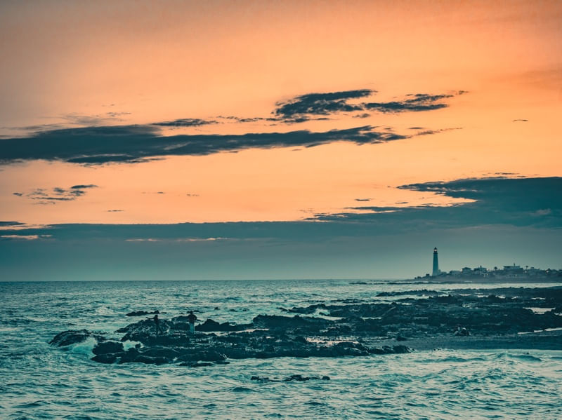 FAROL E PESCADORES AO ENTARDECER