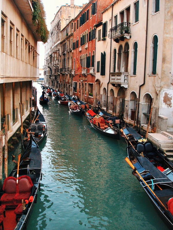 PELOS CANAIS DE VENEZA