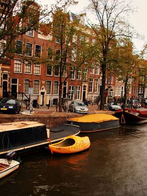 AMSTERDAN YELLOW BOAT