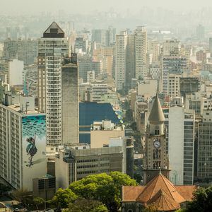 CONTRASTE DE UM CENTRO ANTIGO.