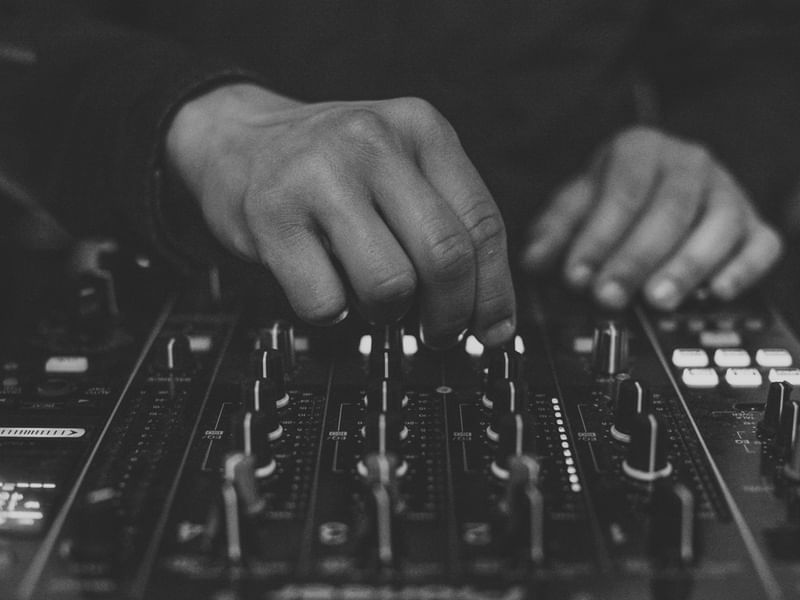 DEEJAY