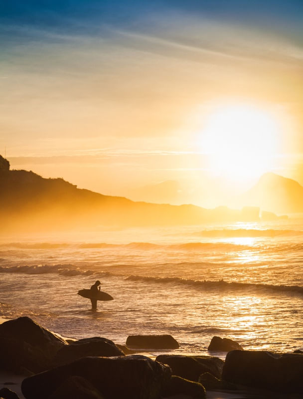 SURFISTA AO AMANHECER