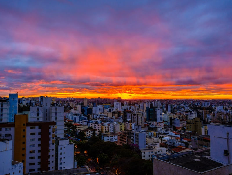 VISTA DA JANELA PÔR DO SOL