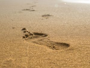 PEGADAS NA AREIA DA PRAIA