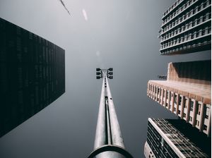 PRÉDIOS E POSTE