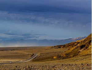ALONE IN THE DESERT (DEATH VALLEY, CALIFORNIA)