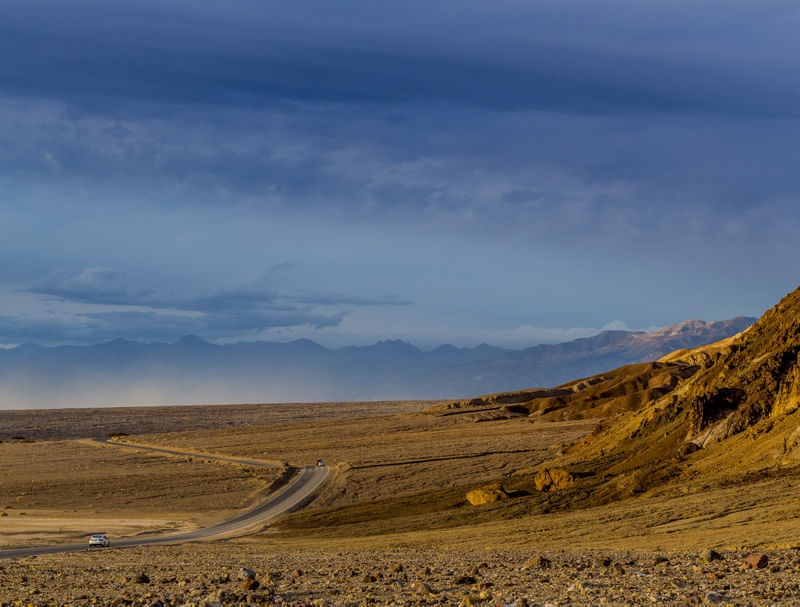 ALONE IN THE DESERT (DEATH VALLEY, CALIFORNIA)