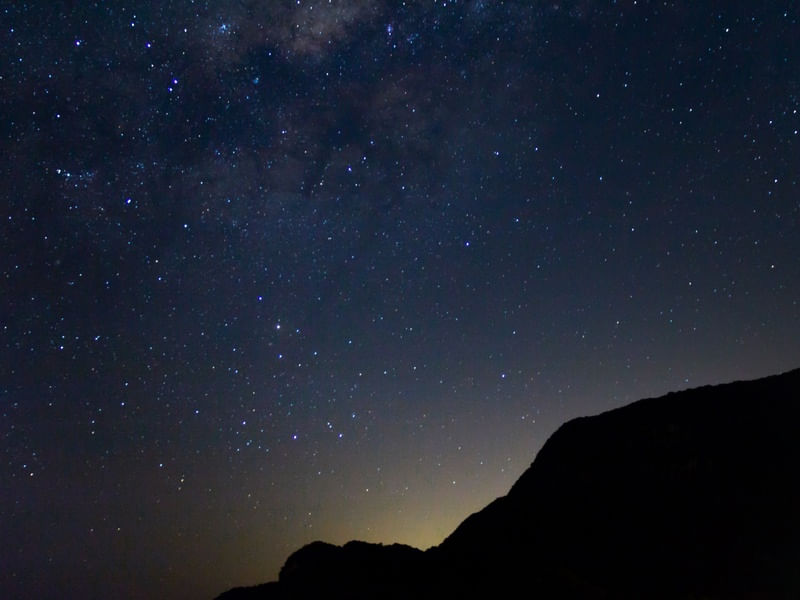 SERRA COM ESTRELAS NO MAR