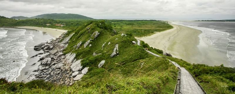 ILHA DIVIDINDO O MAR