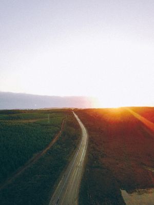 PÔR DO SOL BEM DO ALTO