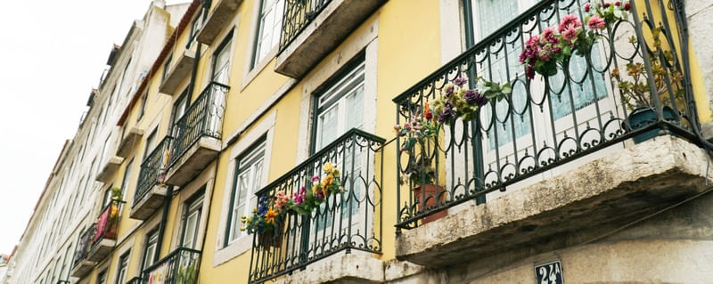PRÉDIO COLORIDO EM LISBOA