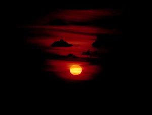 PÔR DO SOL EM PRETO E VERMELHO