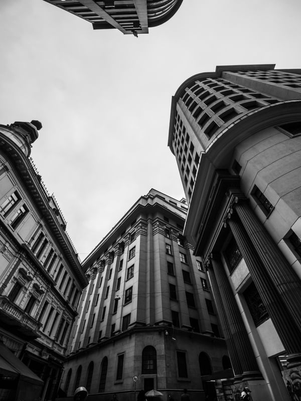 ENTRE QUATRO PRÉDIOS