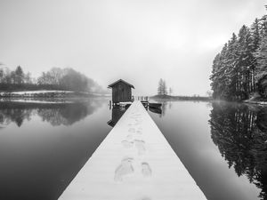 CASA NO LAGO COM NEVE